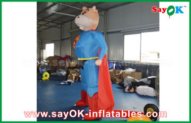 Vaca inflável azul/vermelha do superman personalizou o modelo inflável do caráter animal