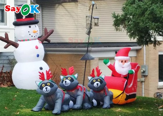 As decorações infláveis do Xmas do Natal gigante três guaxinins puxam Santa Claus To Give Gifts