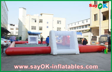 Campo de futebol vermelho inflável grande dos 10m do futebol inflável gigante com o material forte do PVC do uso da porta