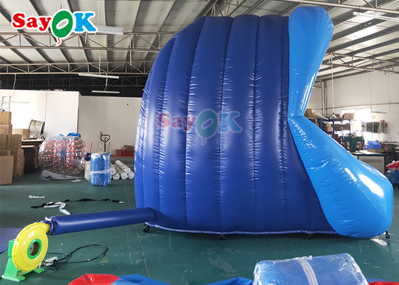 O fundo de fase sustenta os produtos infláveis feitos sob encomenda que abrem a boca para a única decoração do partido