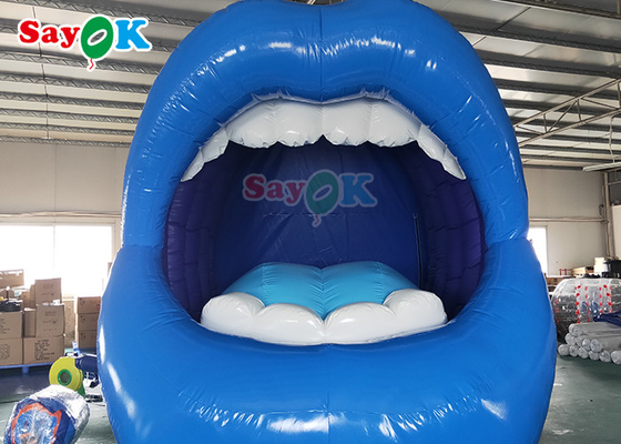 O fundo de fase sustenta os produtos infláveis feitos sob encomenda que abrem a boca para a única decoração do partido