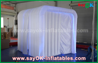 A cabine inflável branca da foto do evento da barraca inflável do partido com RGB conduziu a luz/duas portas