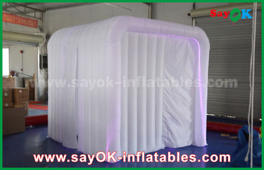 A cabine inflável branca da foto do evento da barraca inflável do partido com RGB conduziu a luz/duas portas