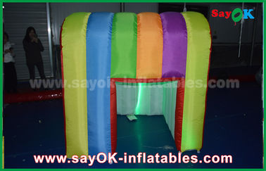 A cabine inflável da foto das cores coloridas infláveis do arco-íris da barraca do partido sustenta a barraca inflável portátil