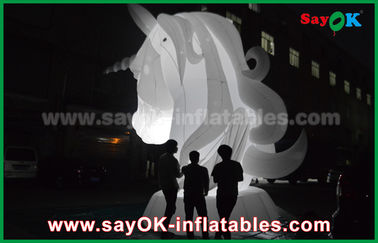 Personagens de desenhos animados inflados Tecido Oxfiord Branco Inflável Cavalo Unicórnio Com Luz LED