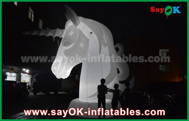 Personagens de desenhos animados inflados Tecido Oxfiord Branco Inflável Cavalo Unicórnio Com Luz LED