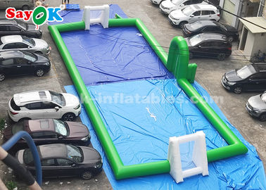 Campo de futebol inflável comercial inflável 20*8m do PVC da cor verde de jogo de futebol 2 anos de garantia
