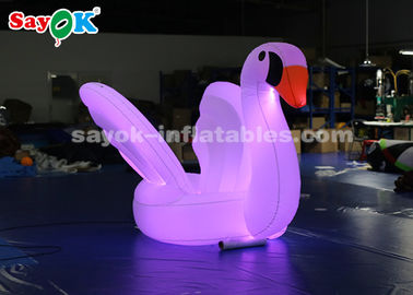 Modelo inflável azul da cisne com a alça a levar para a procissão da fase
