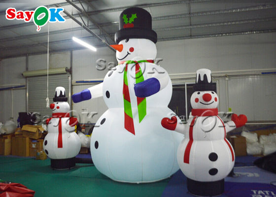 O diodo emissor de luz ilumina o boneco de neve inflável do Natal para a decoração da jarda