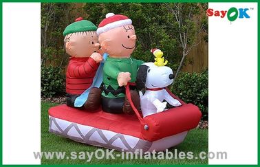 Família inflável do Natal com o cão no trenó para a decoração do Natal