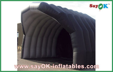 Barraca apertada do ar inflável que constrói a grande casa inflável preta da barraca para acampar