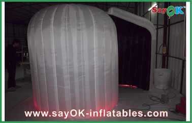 A cabine inflável da foto contrata a cabine inflável branca da foto com os produtos infláveis feitos sob encomenda conduzidos das luzes