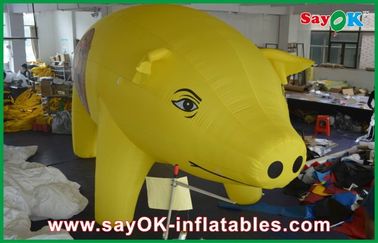 Personagens de banda desenhada exteriores infláveis amarelos do porco para anunciar