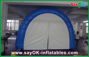 As vendas infláveis representam a barra inflável do ventilador de ar da propaganda da exposição com Logo Printing, ambiente referido