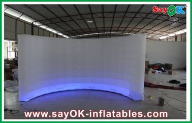 Barraca inflável branca impermeável, parede inflável curvada do ar para a barraca da exposição inflável com luz do diodo emissor de luz