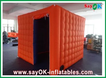Laranja inflável móvel durável da cabine da foto das decorações infláveis do partido fora do interior roxo com uma porta