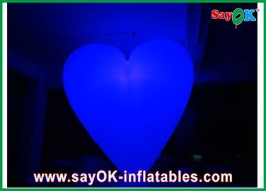 O diâmetro inflável 2m do coração da decoração do partido com 12 conduziu cores de iluminação