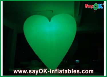 O diâmetro inflável 2m do coração da decoração do partido com 12 conduziu cores de iluminação