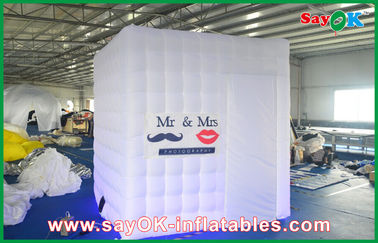 A cabine da foto do casamento contrata a forma inflável do cubo de 2,5 x de 2,5 x de 2.5m Photobooth com logotipo feito sob encomenda
