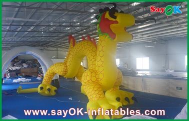 Anunciando personagens de banda desenhada infláveis, arco amarelo chinês do dragão