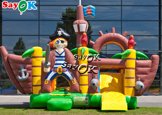 O pirata exterior salta o trampolim inflável do castelo com corrediça para crianças