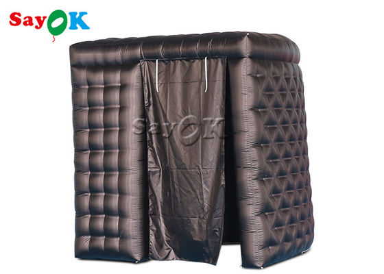 Portas dobro curvadas infláveis pretas infláveis da cabine da foto da barraca 2.4mH 7.87FT do partido com cortina